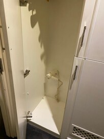 Sèche cheveux dans le placard de l’entrée de la chambre !!