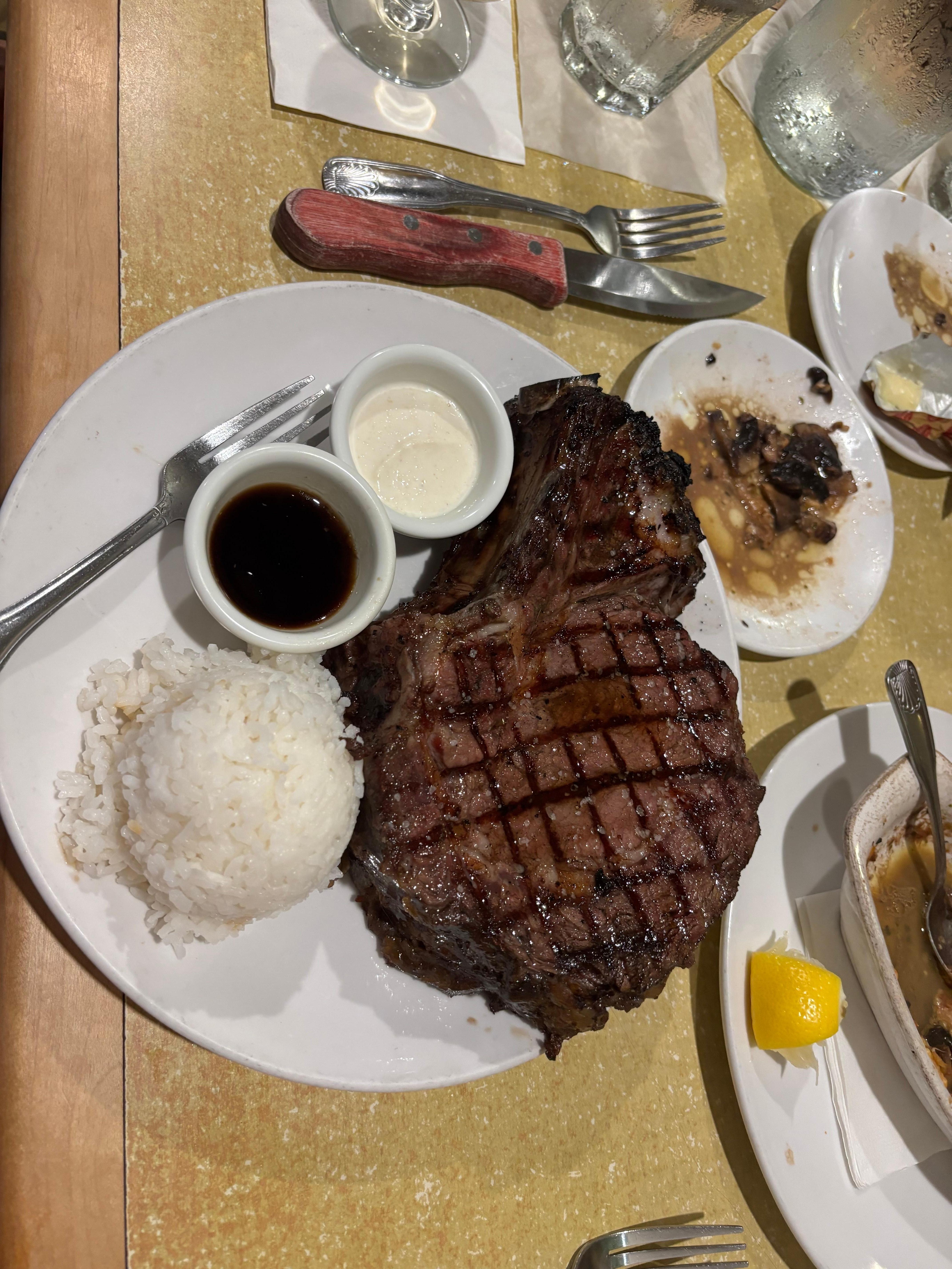 Walking distance across the little water channel is a delicious ⭐️⭐️⭐️⭐️ restaurant (Bull-shed 🐂) and they offer steaks, seafood, and other amazing choices. They do have a bar with live music as well. My husband steak was huge.