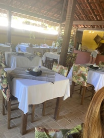 No espaço do café onde só tinha a gente e disseram que estava cheio e por isso não podiam fazer a tapioca