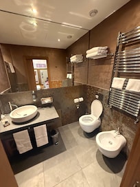 Banheiro espaçoso, chuveiro ótimo. Toalhas grandes