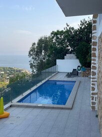 Pool mit Meerblick