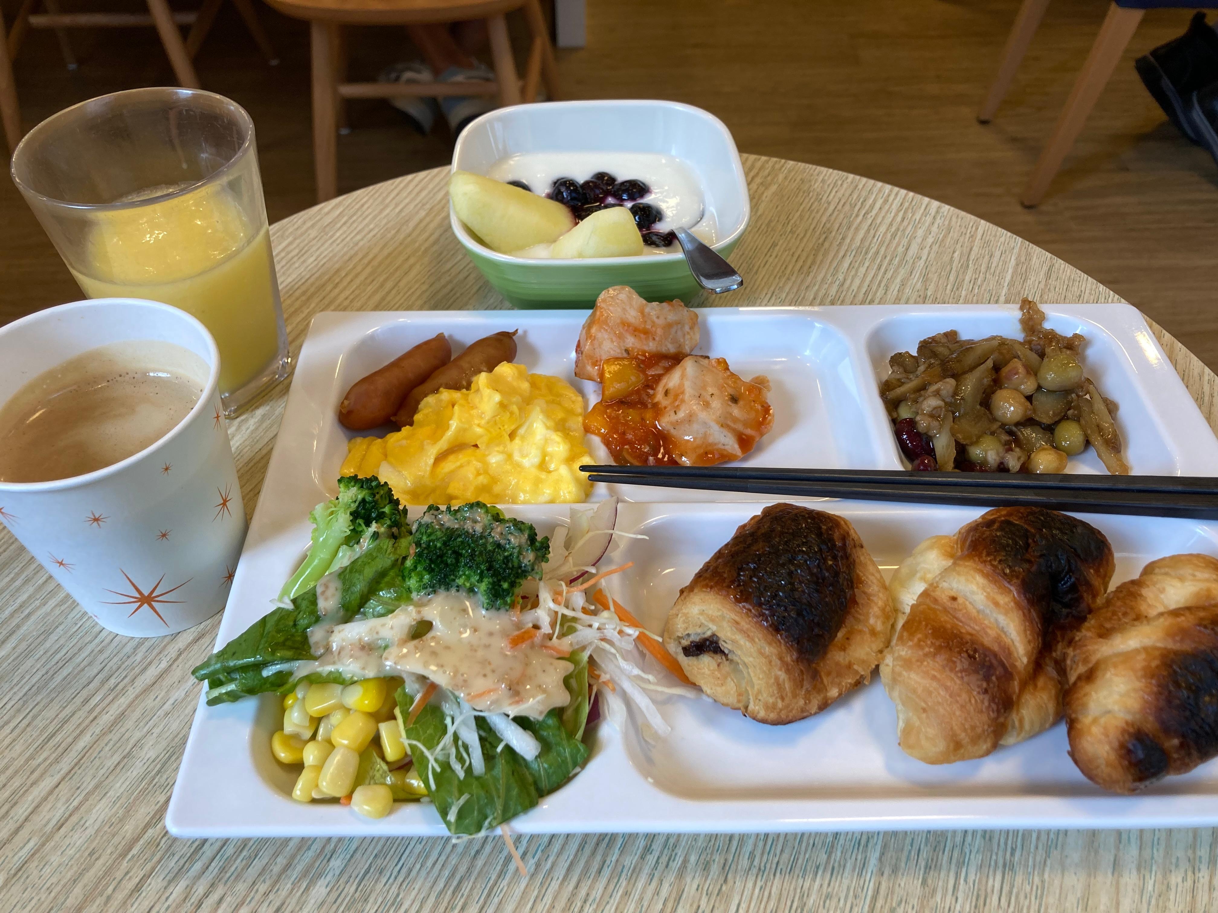 無料の朝食(バイキング方式) 混んでいるときや時間がない人のためにお弁当のパックも用意されている