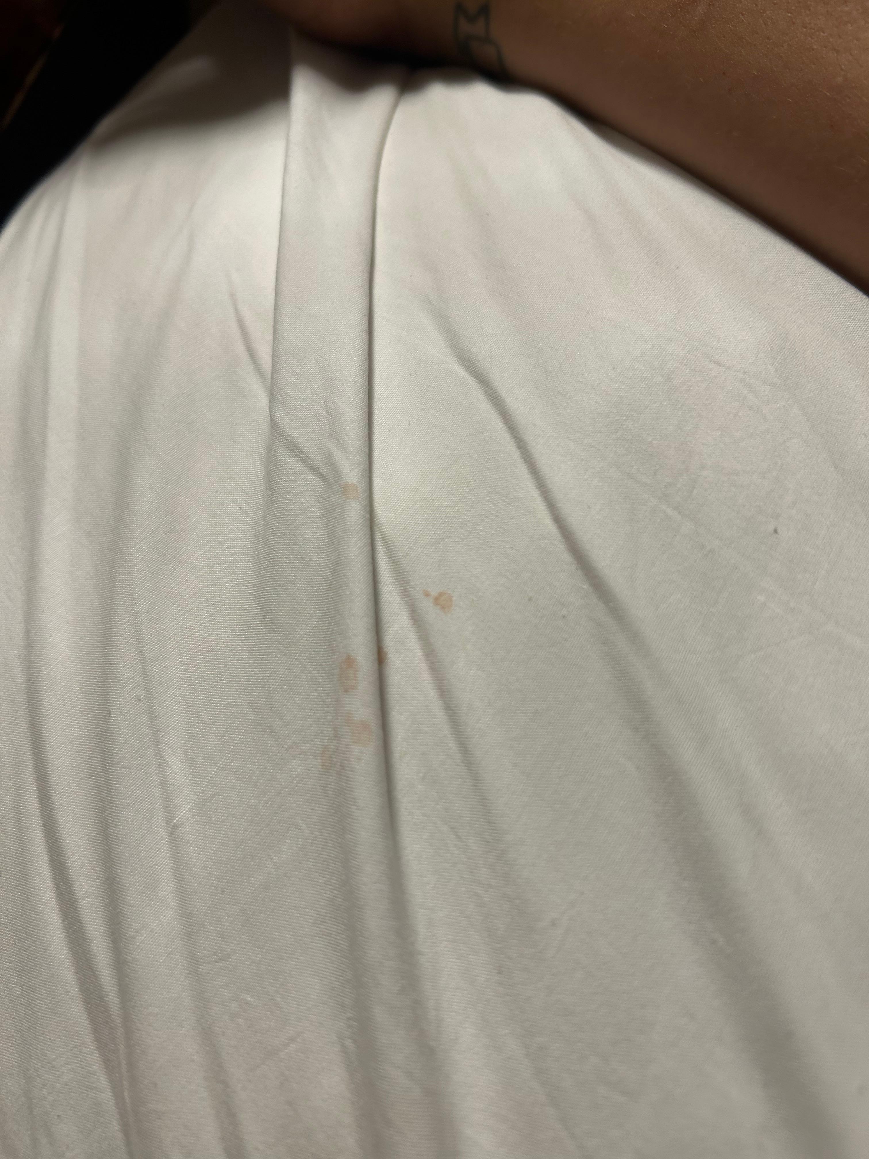 La almohada estaba con jugo o algo de color rojo 