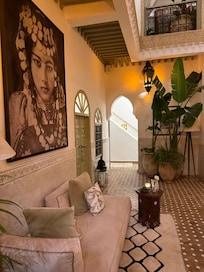 Chambre Ground Floor: éclairée toute la nuit, non insonorisée, donnant sur l’entrée.