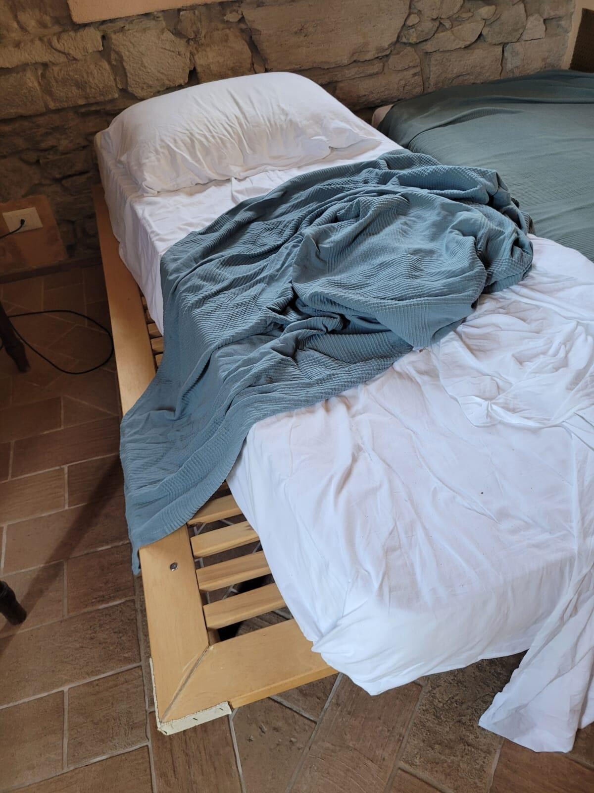 Bett im großen Raum