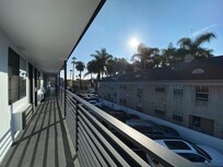 Utsikt mot parkeringen & sidogatan