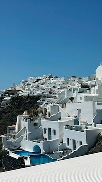 View of all the hotels in Imerovigli village