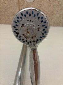 Duschbrausen sollten mal gewechselt werden.