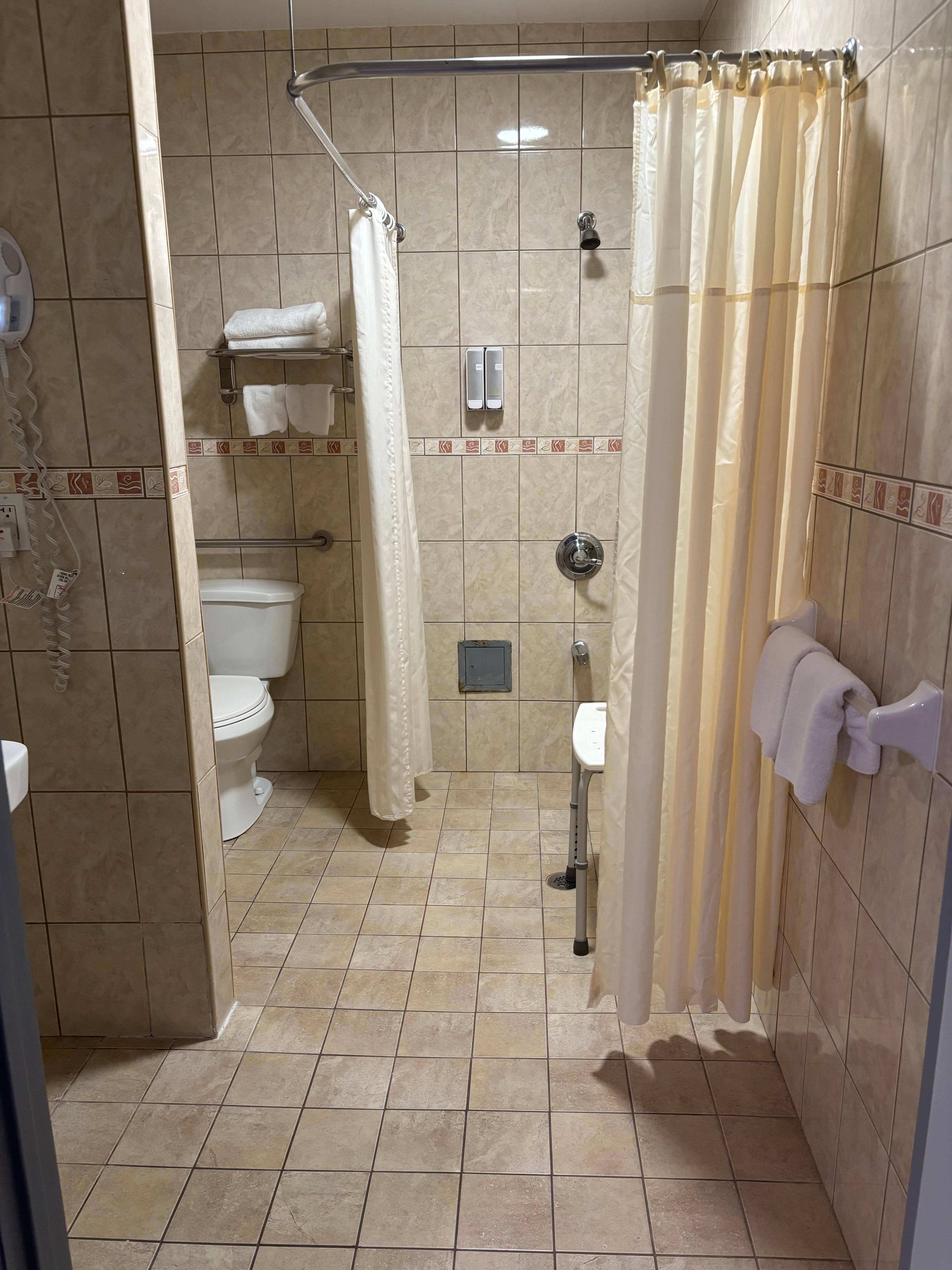 シャワー、トイレも広いし配水のトラブルもなしです、清潔です