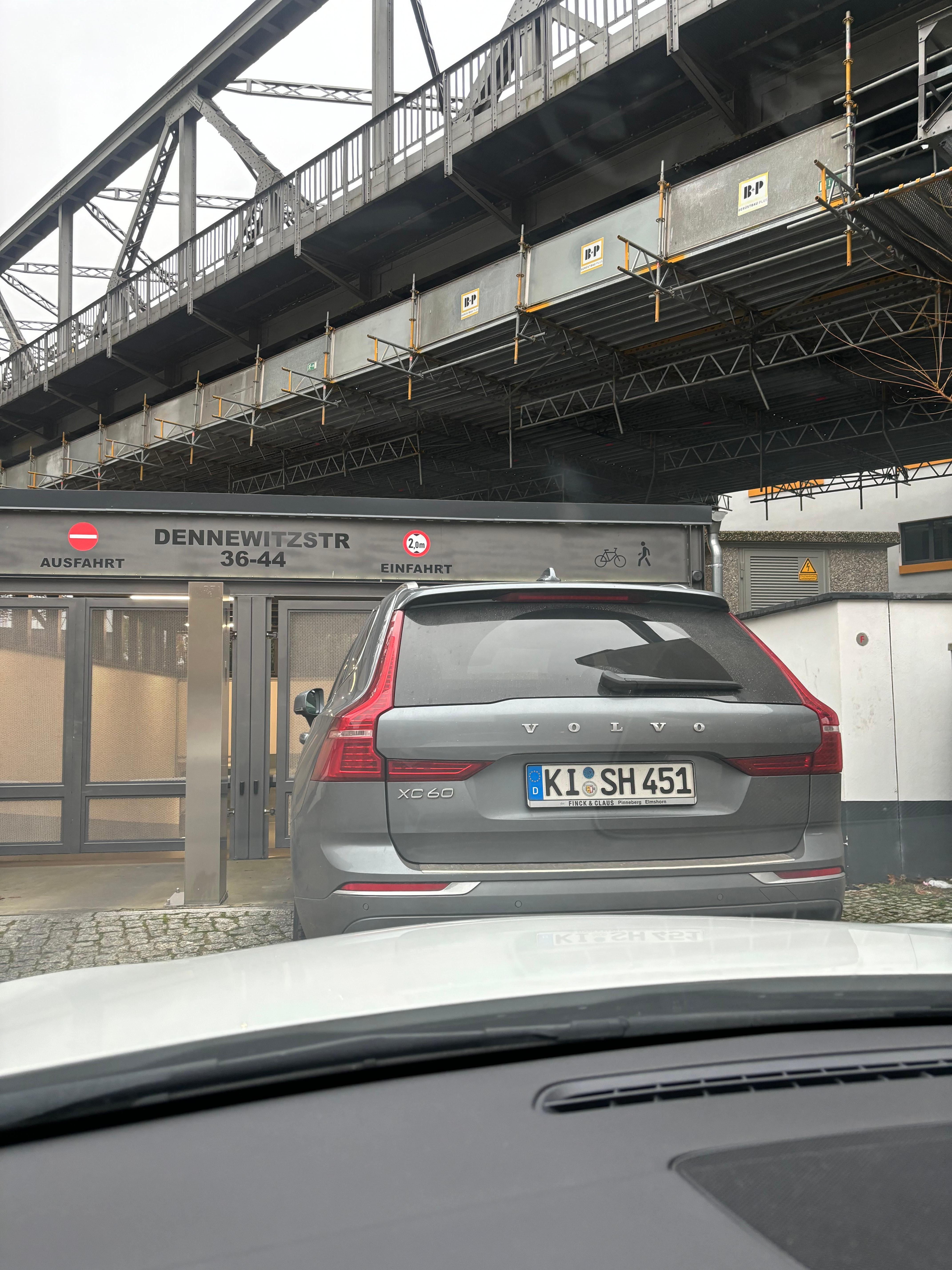 Parkeringshus blokeret af en anden gæst, som stod inde i receptionen, i gang med at tjekke ind!