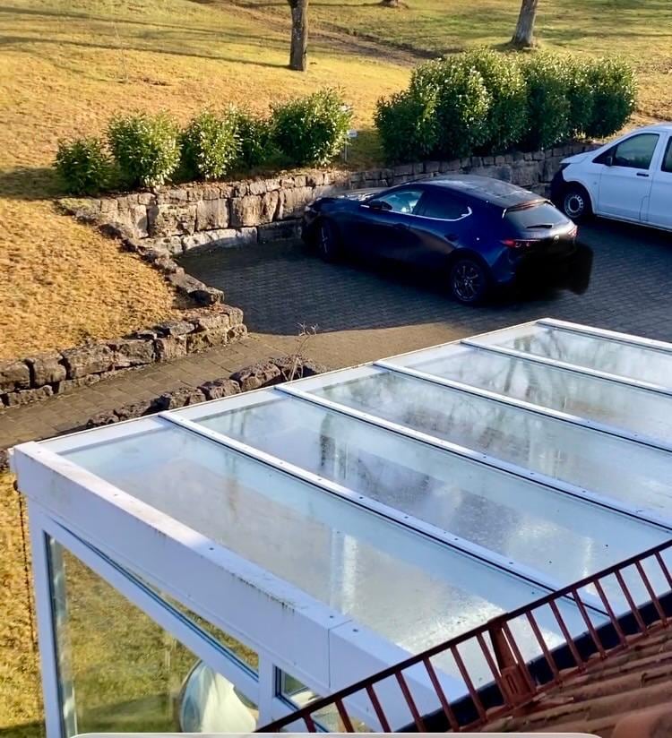 Aussicht aus dem Bad - Blick auf den Ruheraum der Sauna/Wintergarten  sowie Parkplatz 