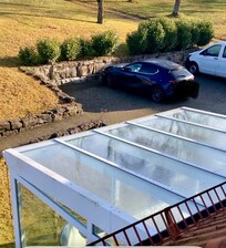 Aussicht aus dem Bad - Blick auf den Ruheraum der Sauna/Wintergarten sowie Parkplatz