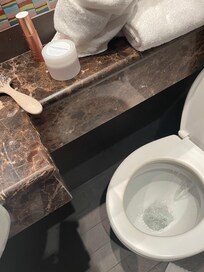 Alt for lidt plads ved toilettet