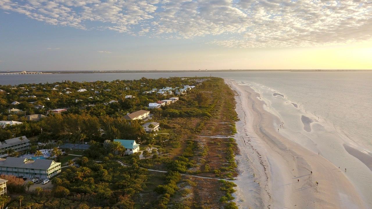 Magnifique plage pour voir le lever du soleil