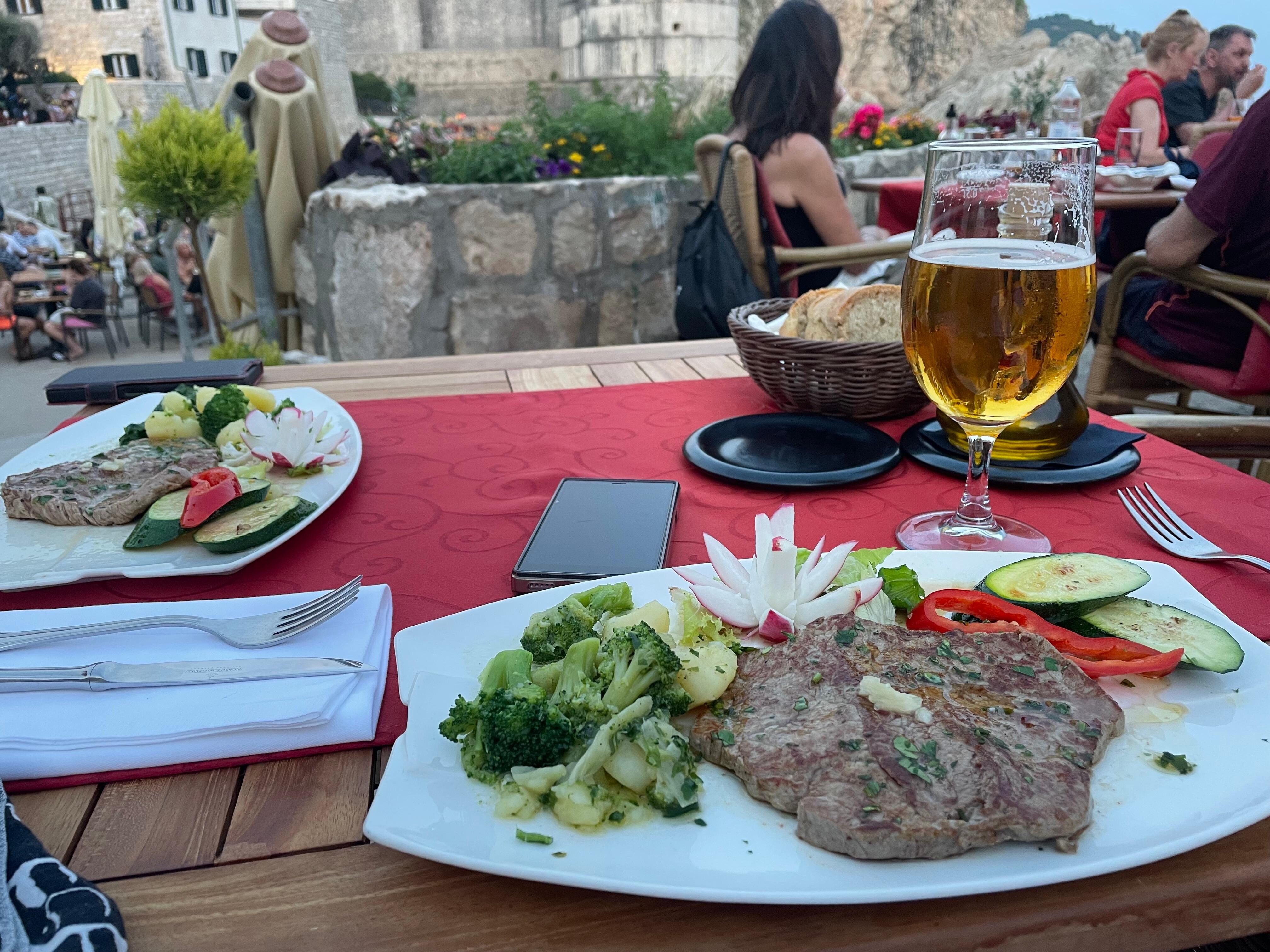 二日目の夕食のメイン　ステーキ🥩