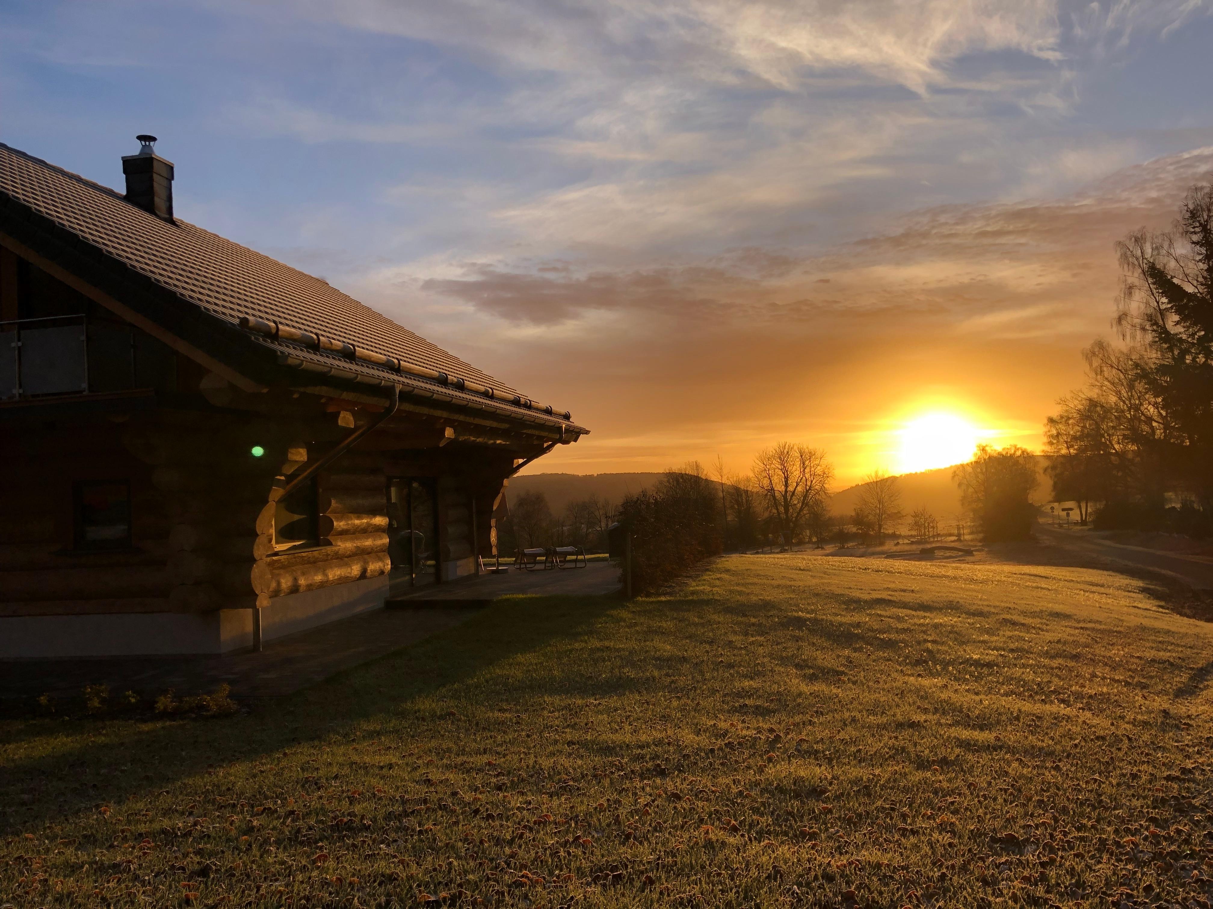 Sonnenaufgang am Naturstammhaus-Chalet Igel