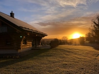 Sonnenaufgang am Naturstammhaus-Chalet Igel