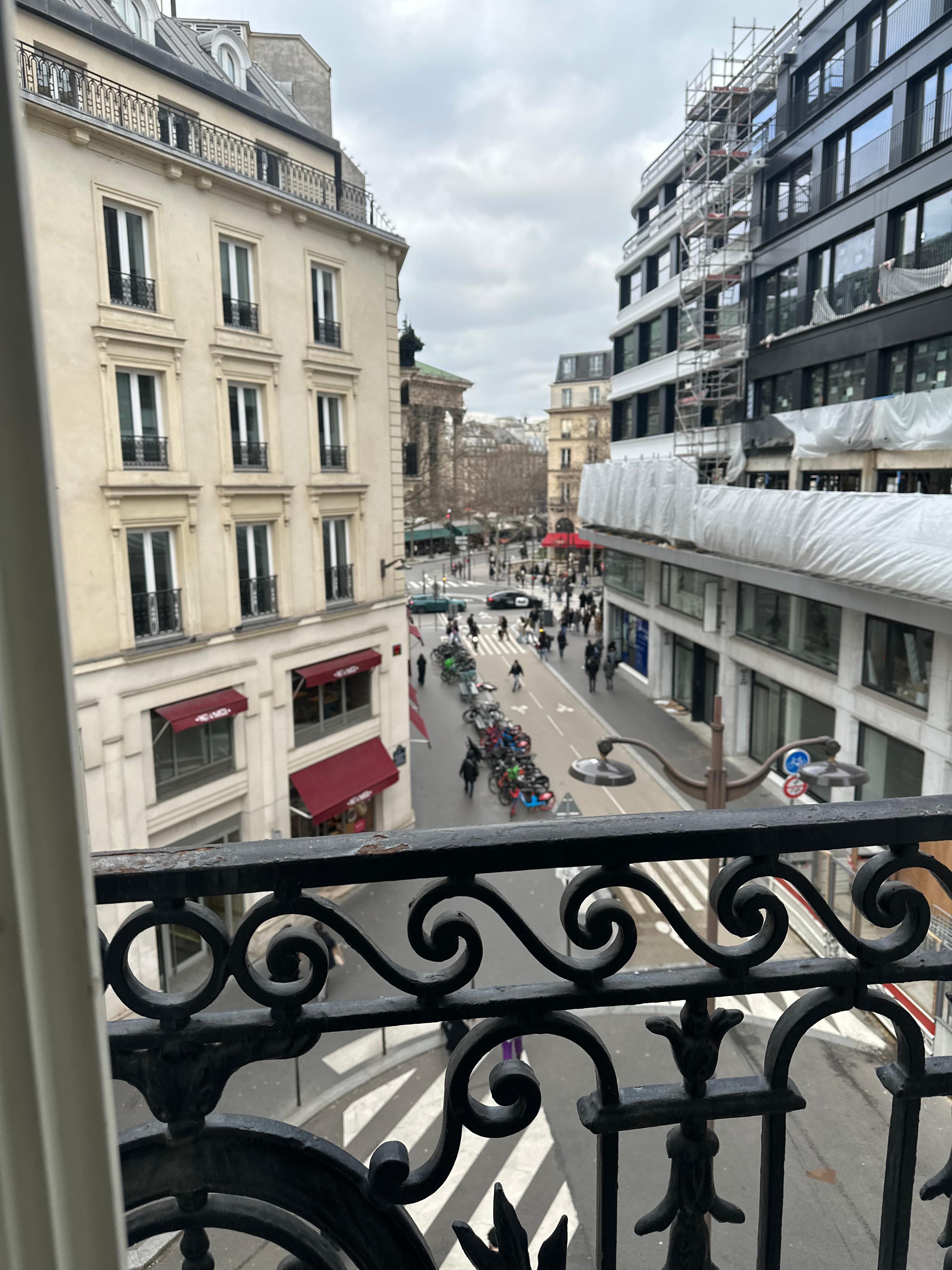 Great view in the heart of the best shopping district. 