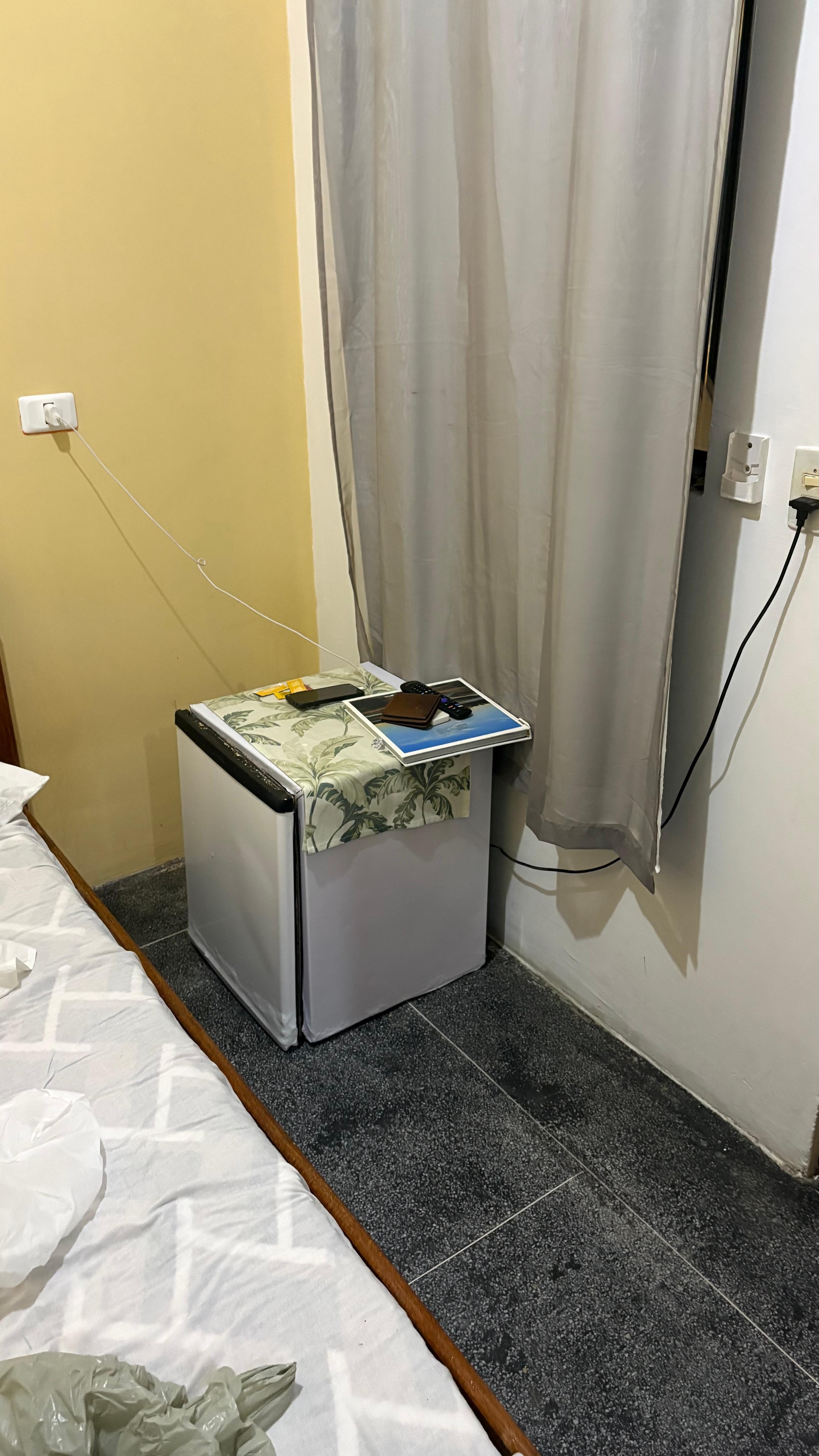 Frigobar muito velho e porta arrastando no chão 