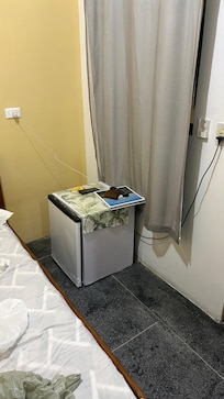 Frigobar muito velho e porta arrastando no chão