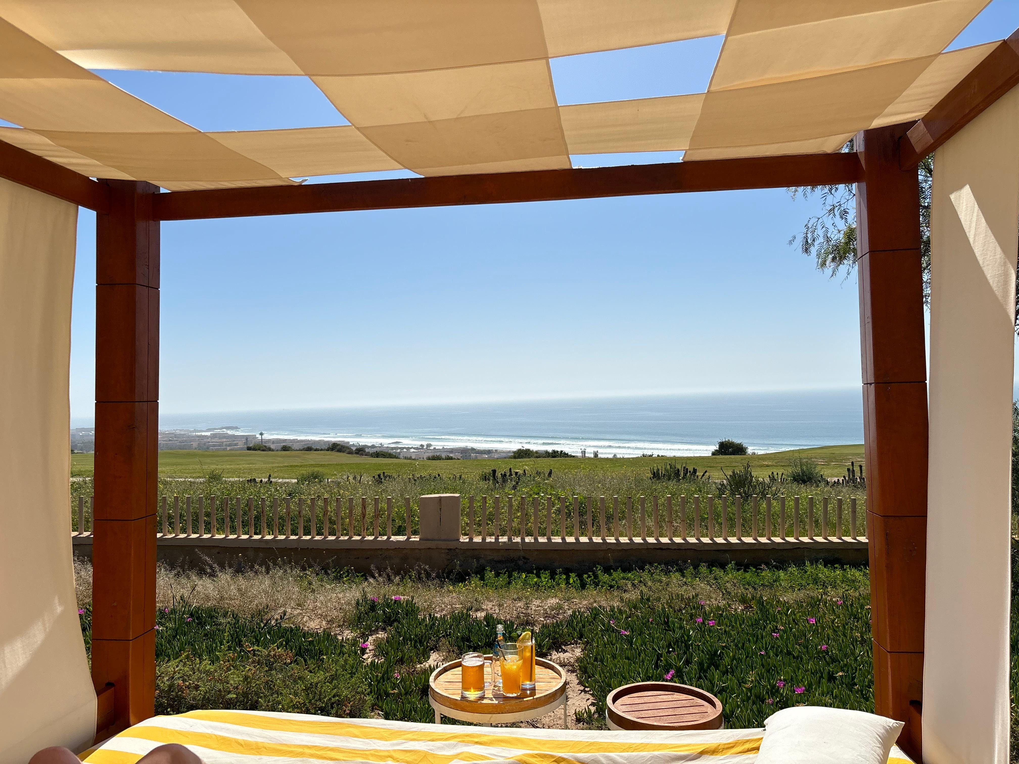 Solbadning med udsigt over Taghazout Bay