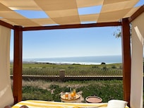 Solbadning med udsigt over Taghazout Bay