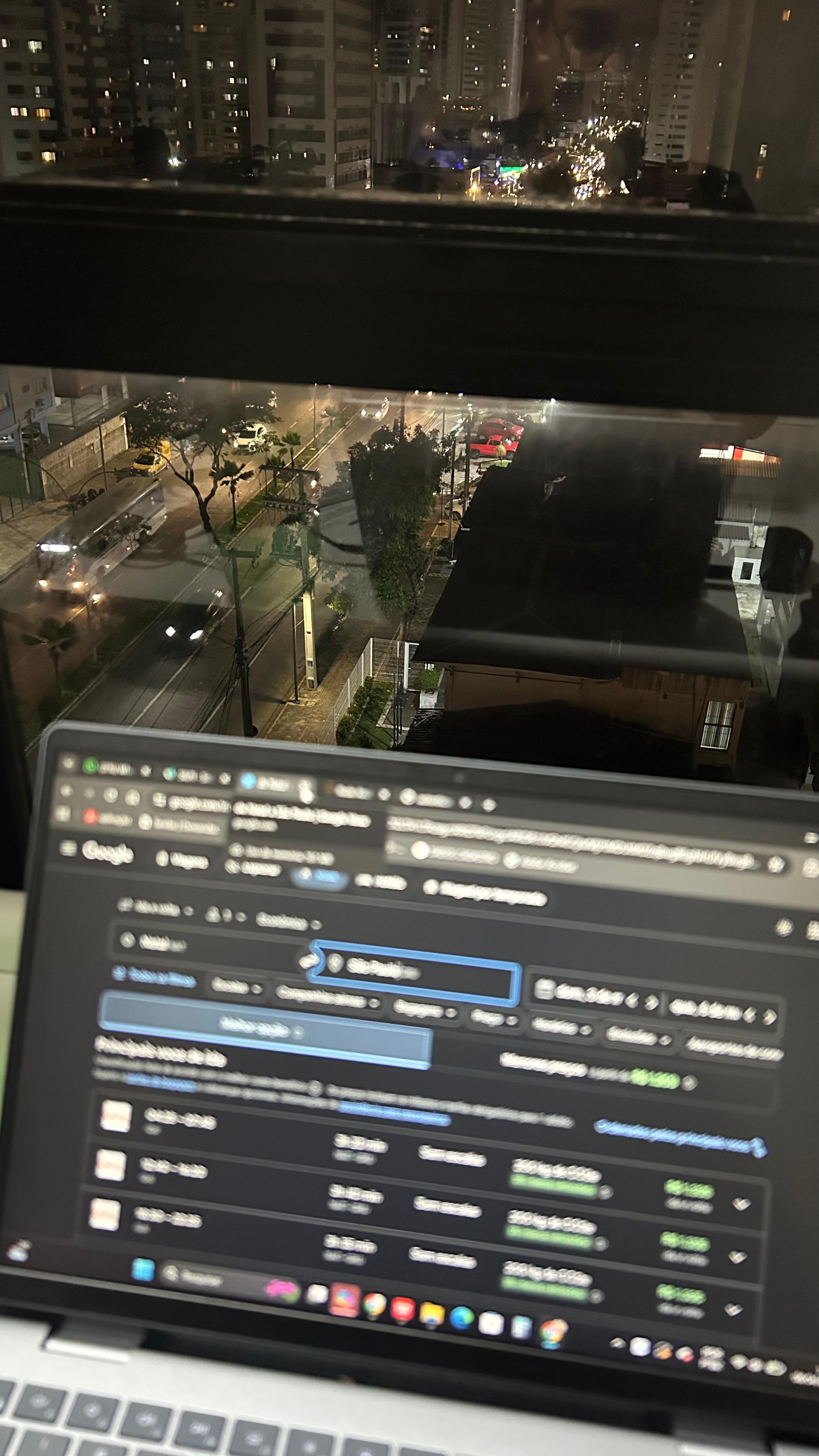 Da janela do quarto, trabalhando e vendo a rua.