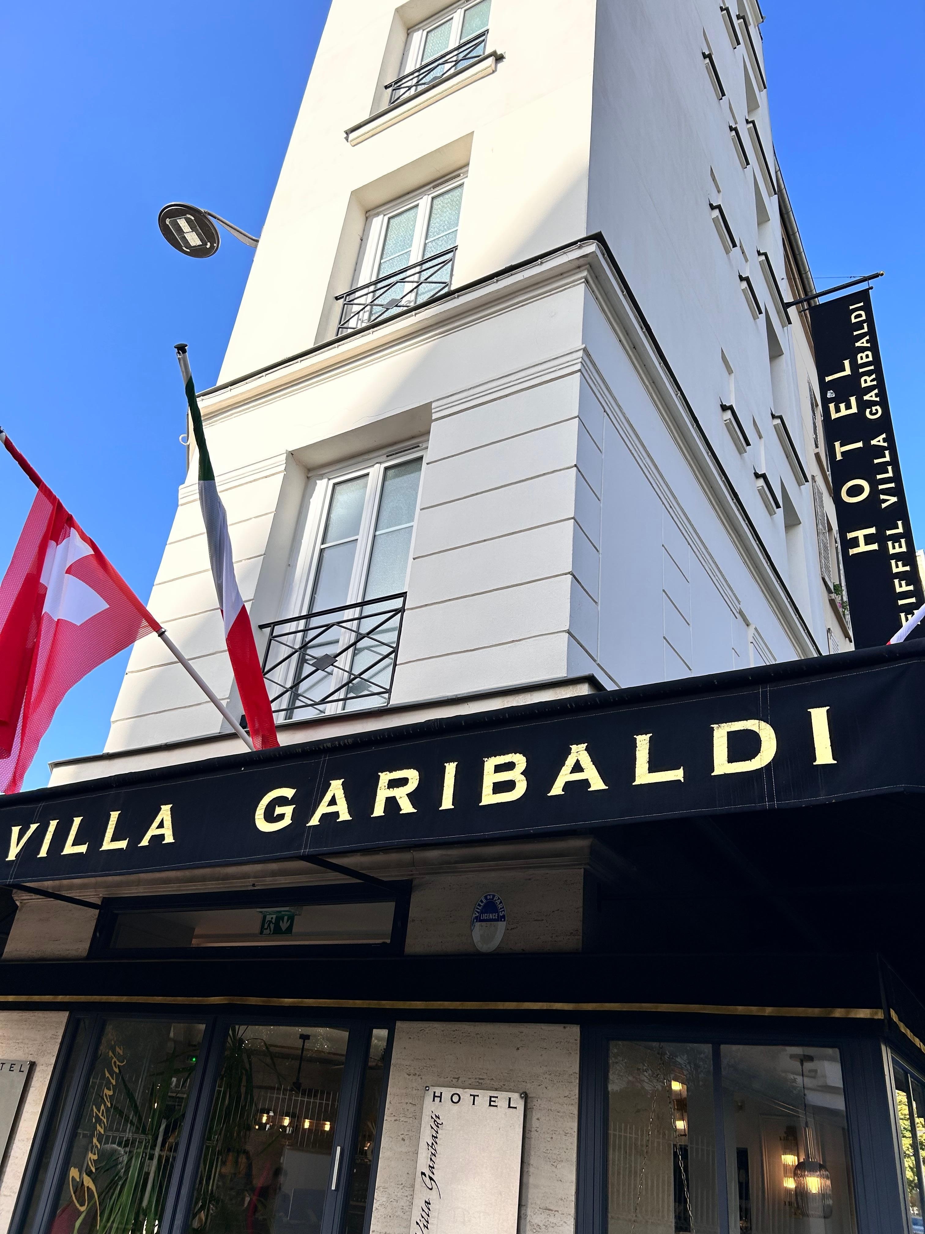 Perfect location, walking distance from 2 train line leading everywhere, 10 min walk to Eiffel and Siene