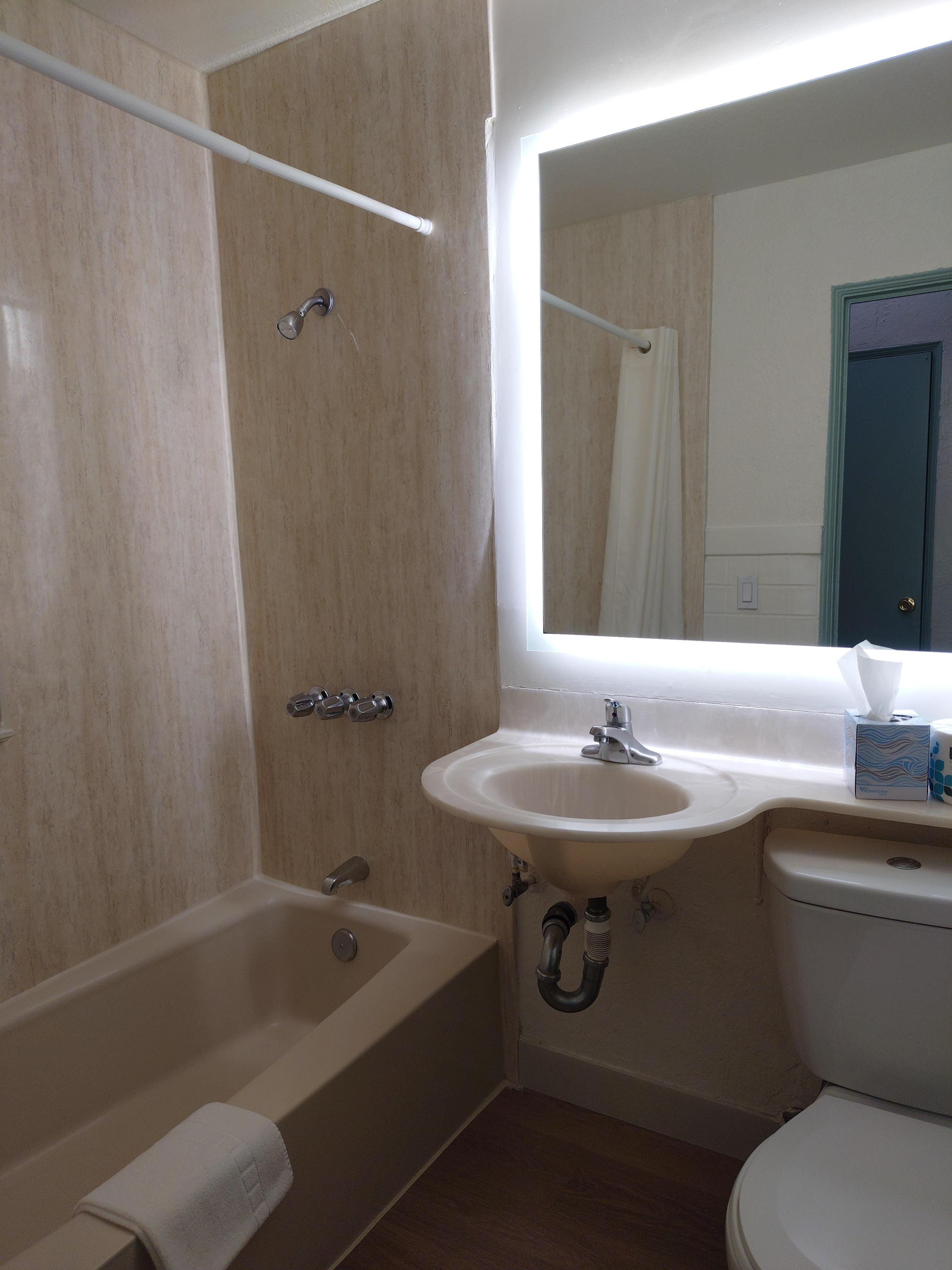 ハンドソープと化粧水等がトイレ側壁面に固定されていたので使いにくい。ドライヤーがクローゼット内にあったので長時間探した。換気扇から隣の部屋の会話が聞こえてくるので不愉快。