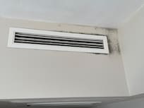 Schimmel am Lüftungsschacht der Klimaanlage