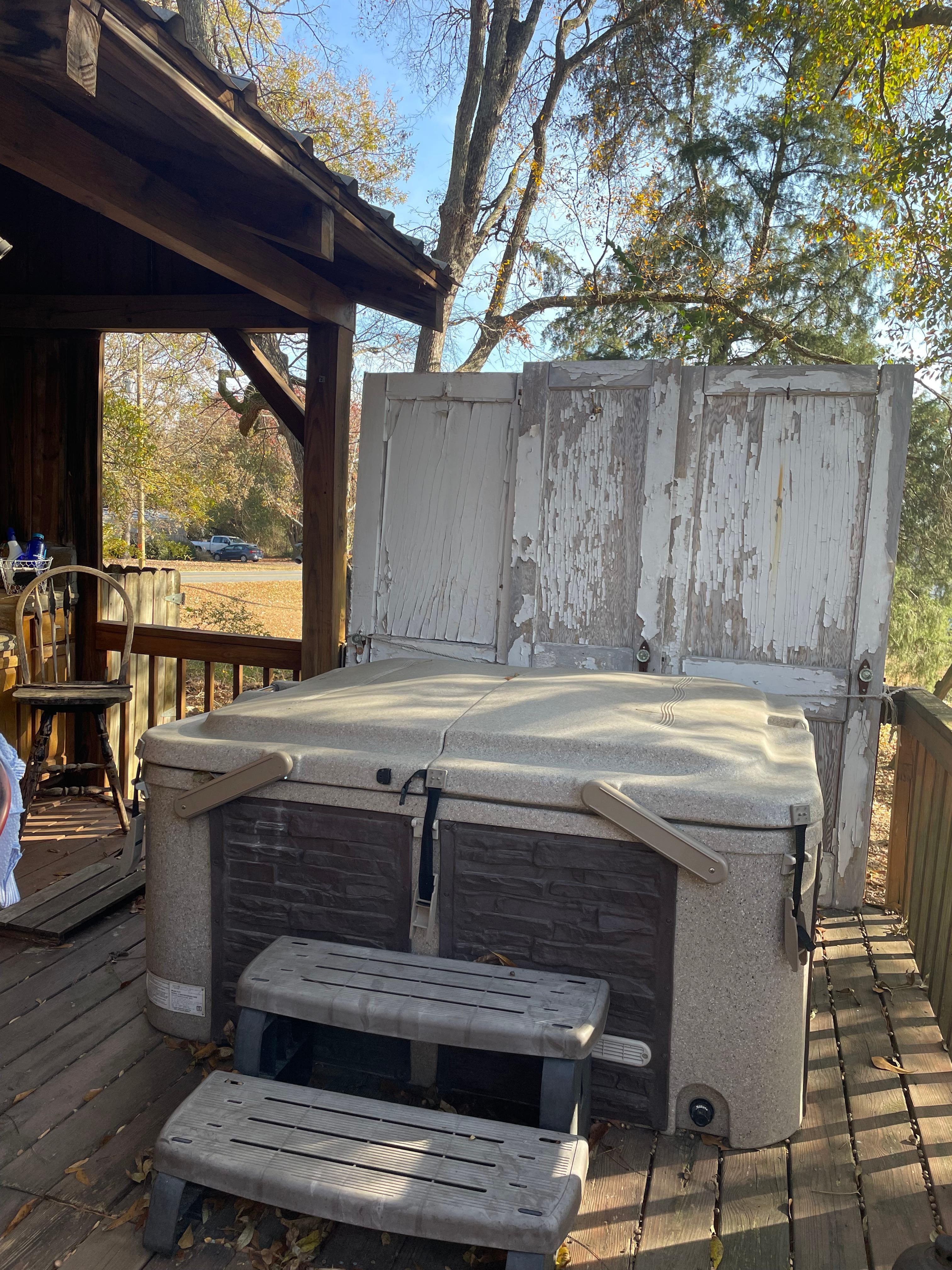Hot tub w privacy closet! Runs well, warm, and inviting 