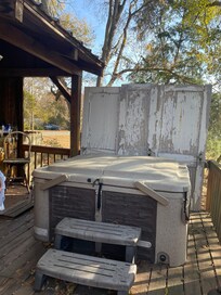 Hot tub w privacy closet! Runs well, warm, and inviting