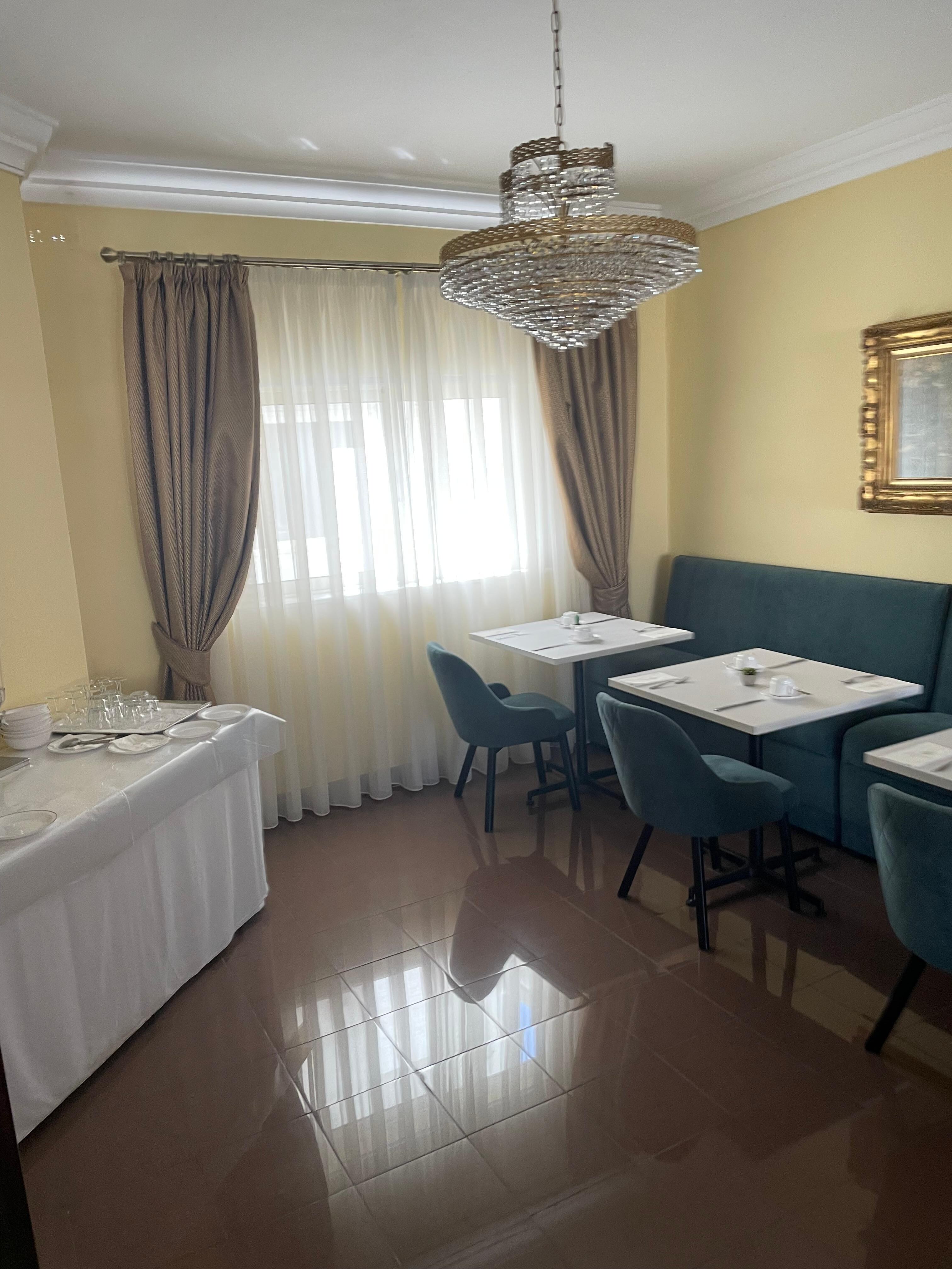 Breakfast room towards the pool area