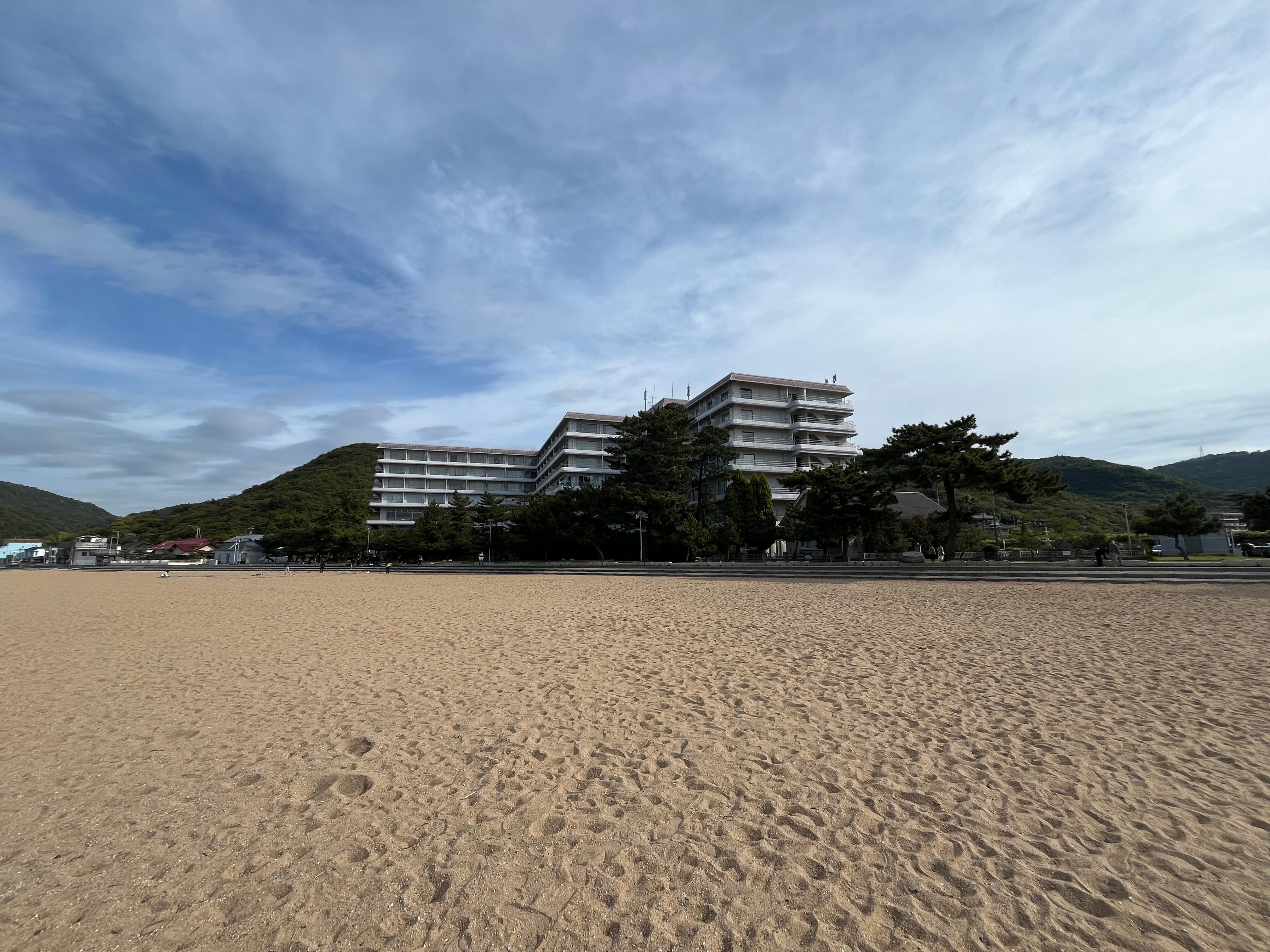 海辺から見たホテル