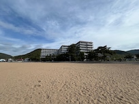 海辺から見たホテル