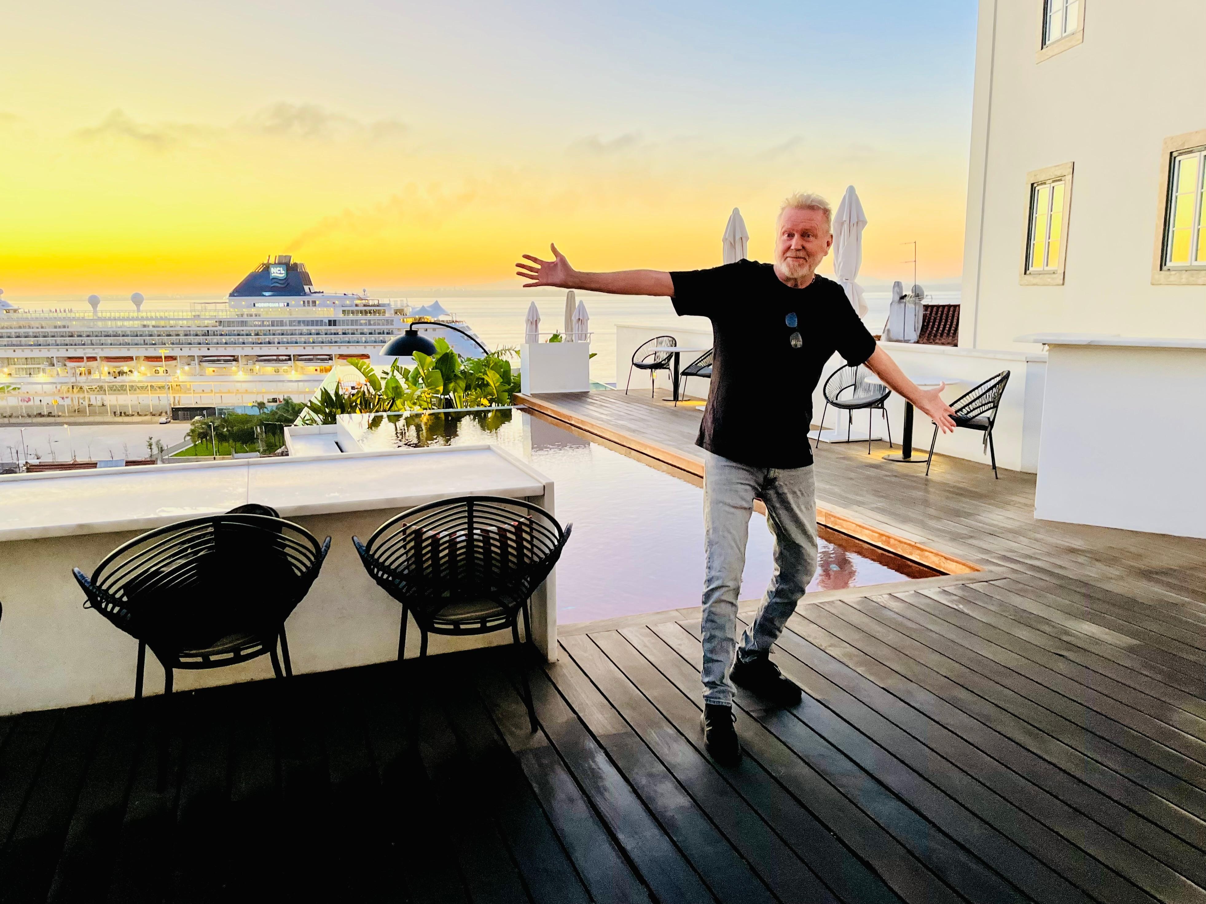 Del av hotellets takterass i soluppgång. 