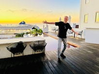 Del av hotellets takterass i soluppgång.