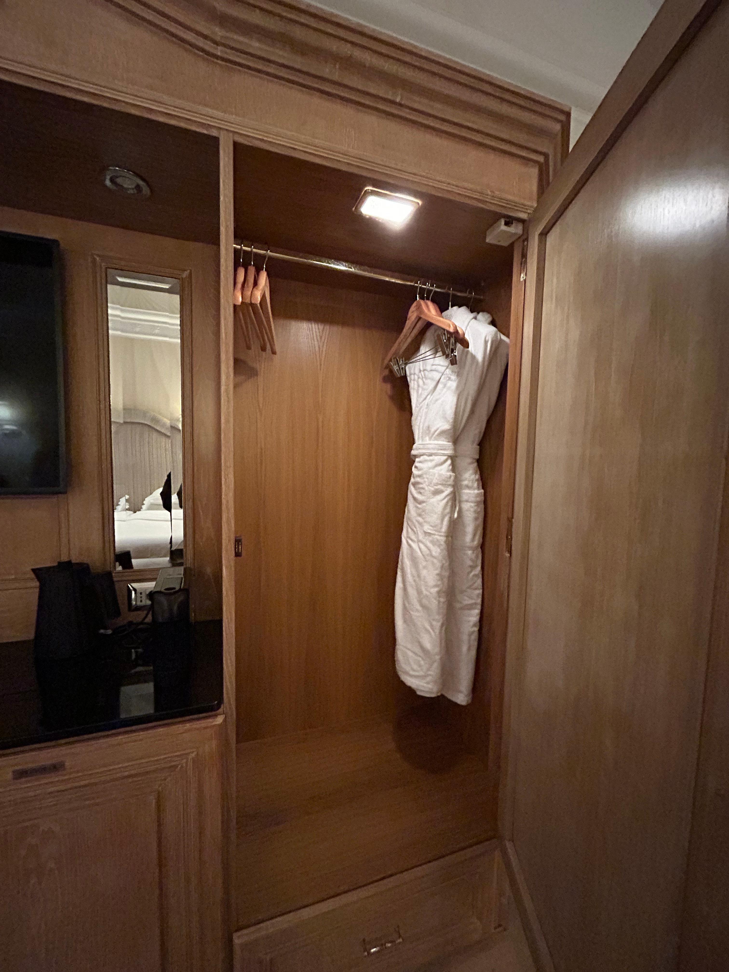 クローゼットはもう一つあり、広々