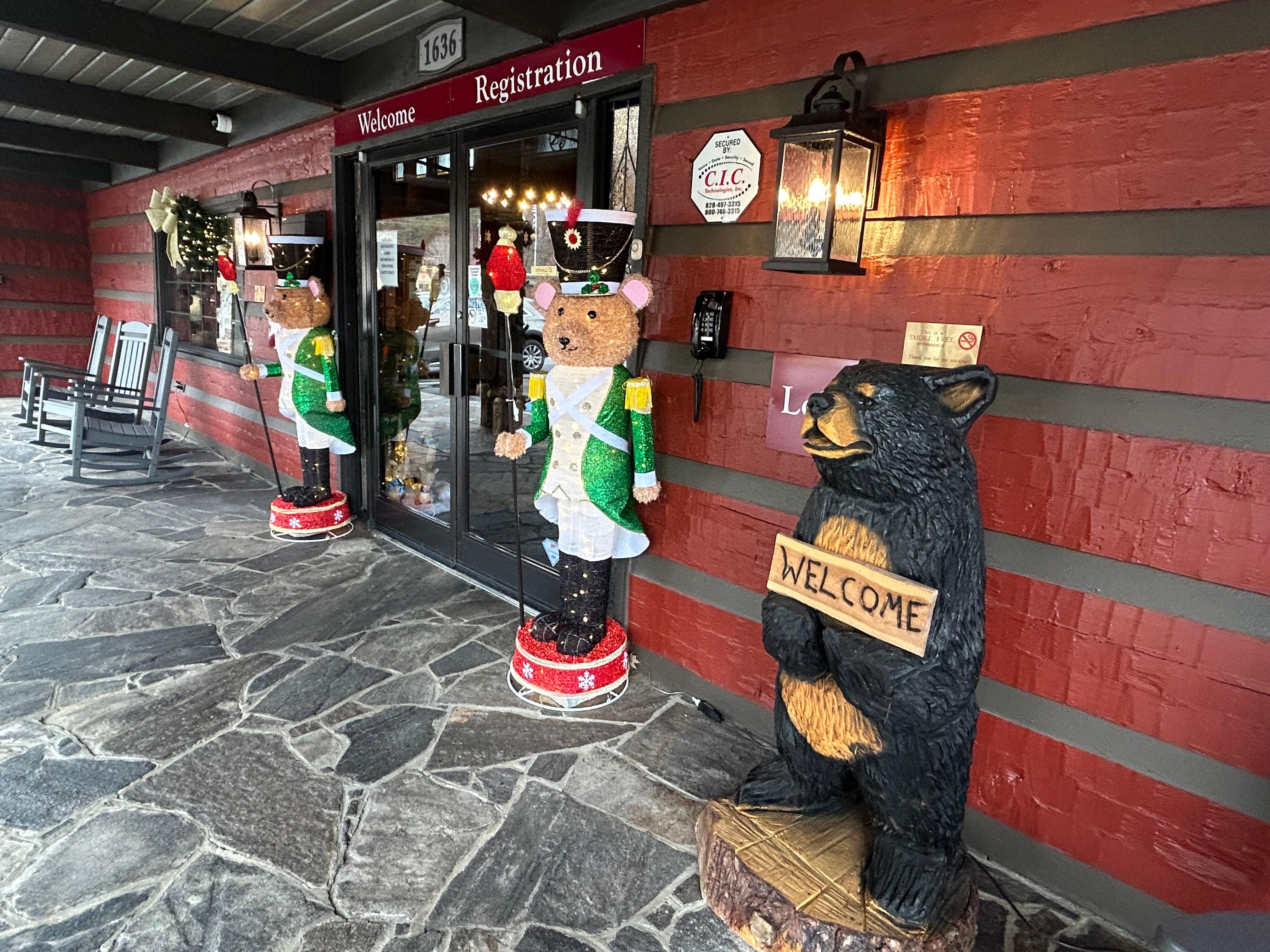 Love the cabin feel n Christmas decorations 