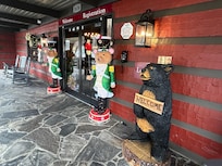 Love the cabin feel n Christmas decorations