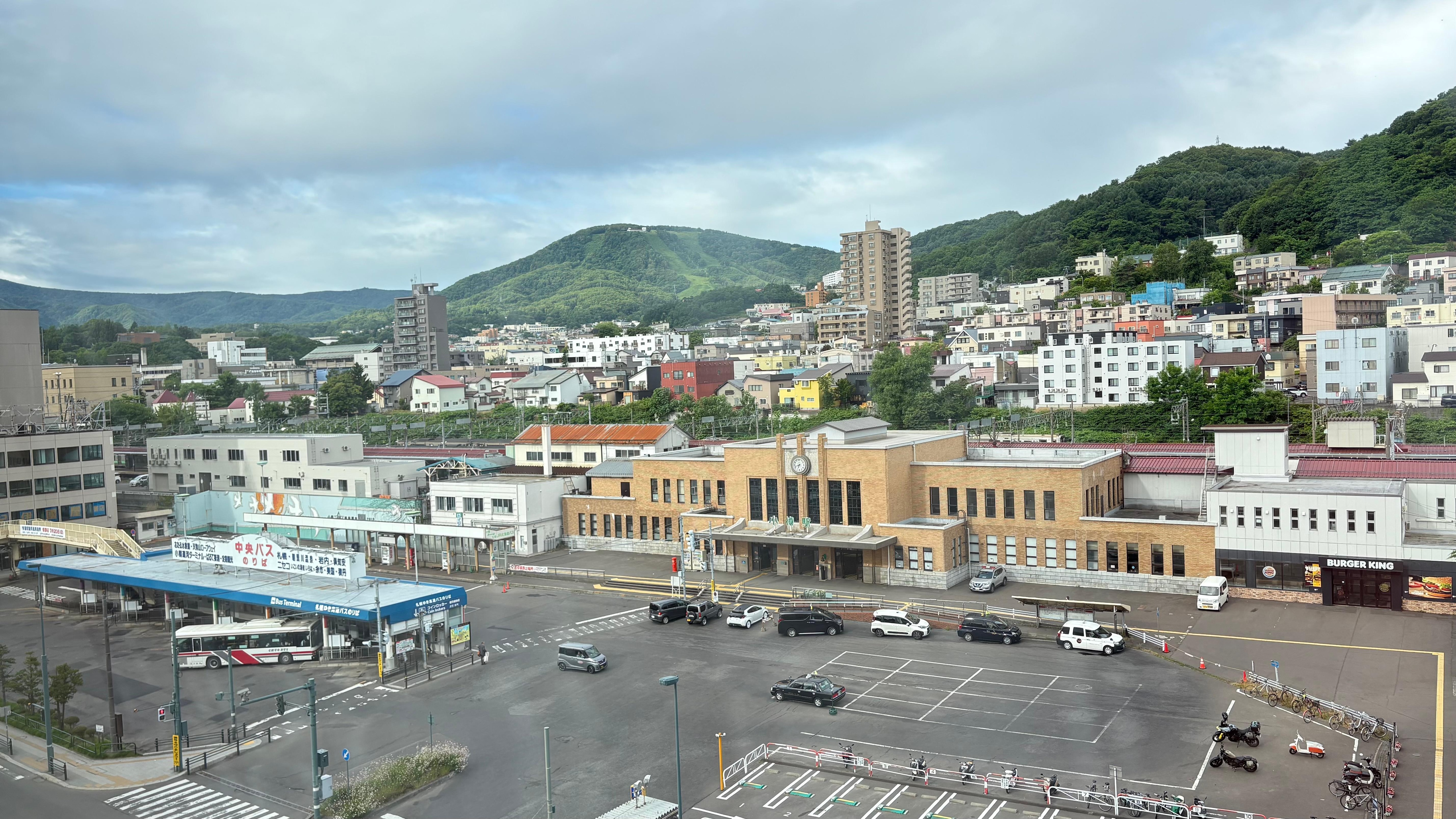 호텔에서 보이는 오타루역