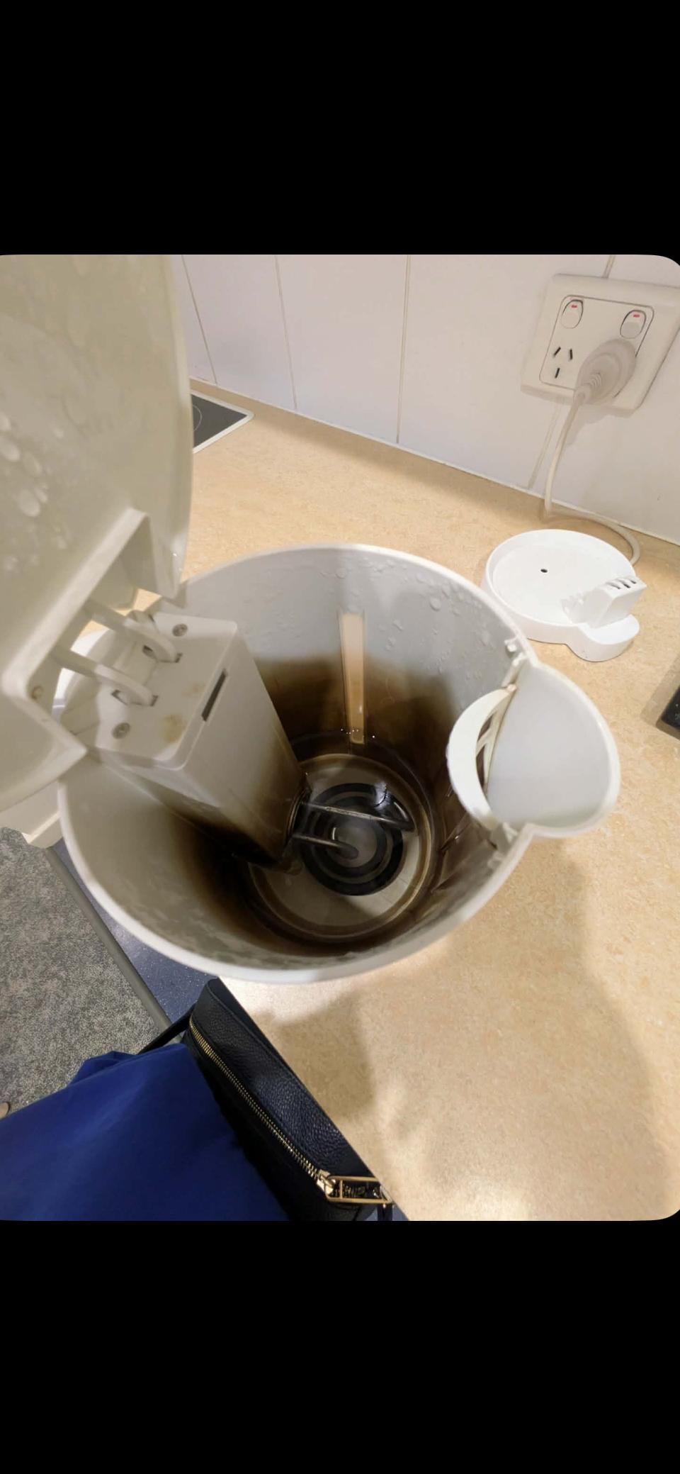 Kettle in room.
Also in room some Cockroaches!