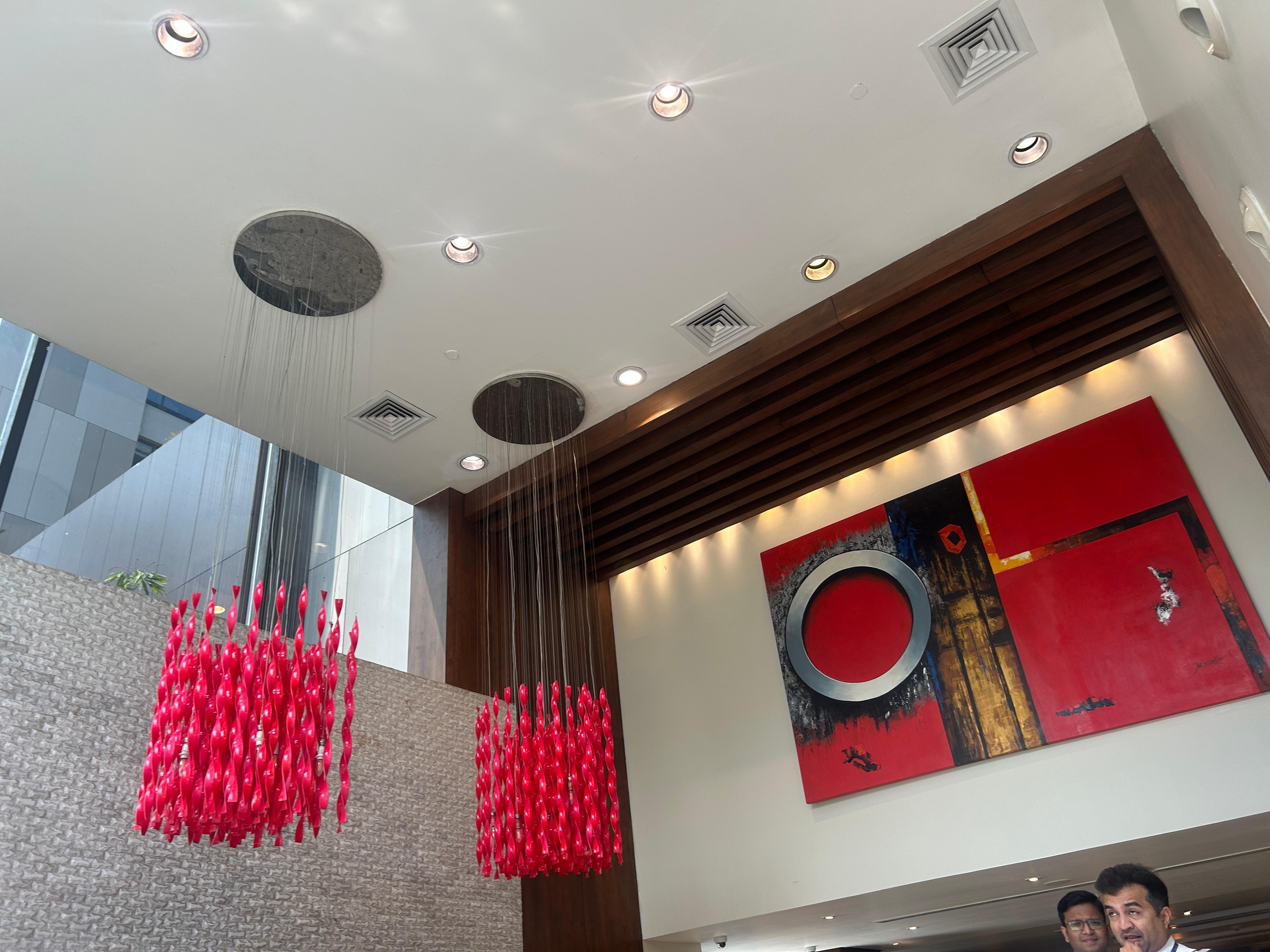 フロントは明るくエアラインクルーの滞在ホテルのようです！