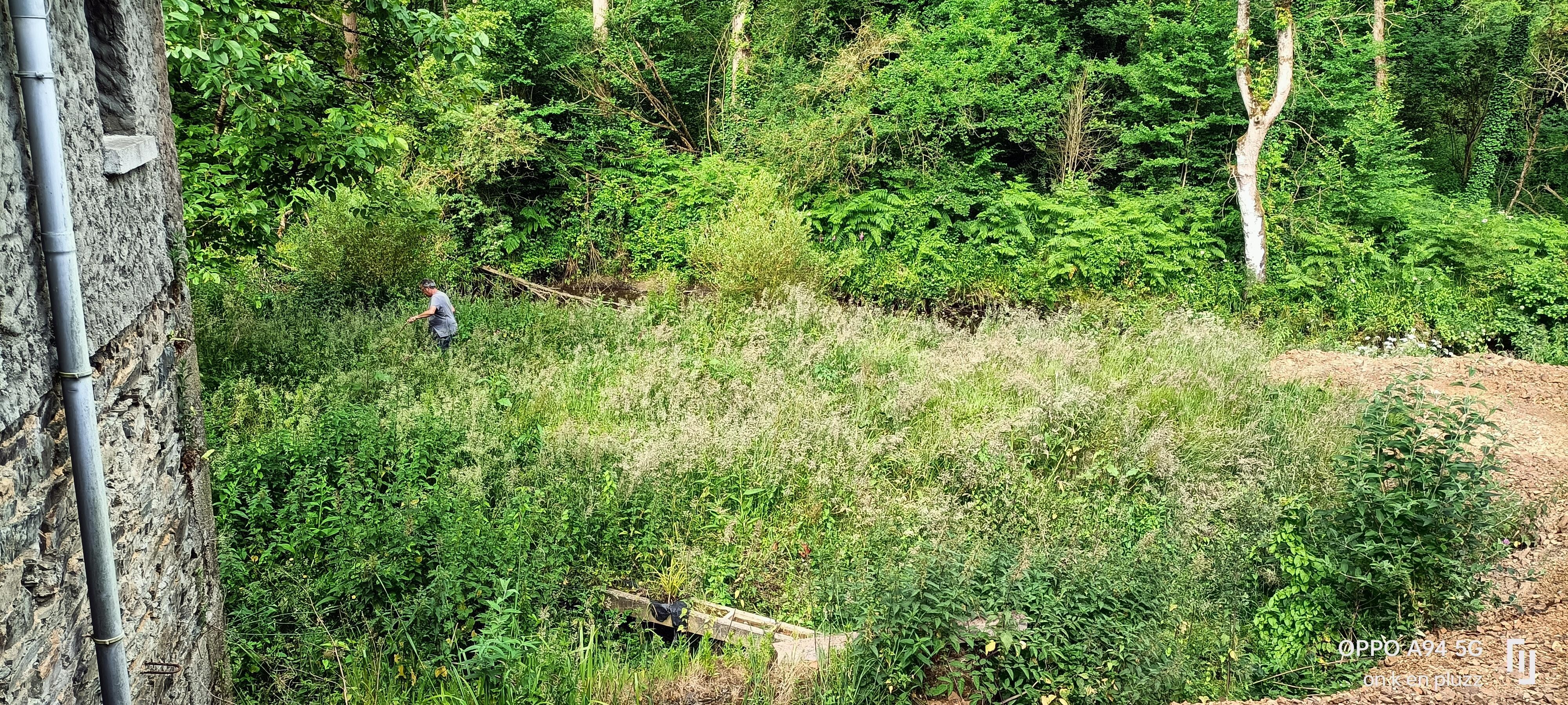 Le terrain prĂ©sentĂ© sur le site n'est pas du tout fauchĂ©, nettoyĂ© et ne permet d'avancer au bord de la riviĂšre, tel est notĂ© sur le site. Dommage pour les pĂȘcheurs oĂč accessibilitĂ© impossible. Nous avons pris la location pour ça .