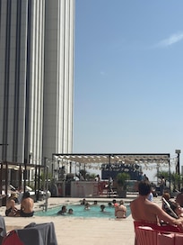 Sehr kleiner Pool
und zu wenig Sonnenliegen