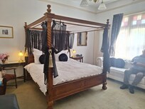 Very comfortable four poster bed, and a great atmosphere.
We were very happy we stayed at Kurrajong guest house.