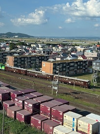 部屋から電車が見えて大興奮したダンナさん。撮り鉄しに出かけて行きました笑