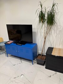 Meuble TV fermé à clé par le loueur/conciergerie