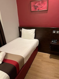 ベッドサイズは小さいですが、小柄な方なら十分な大きさです。
また大きめのキャリーケースも広げることができました。