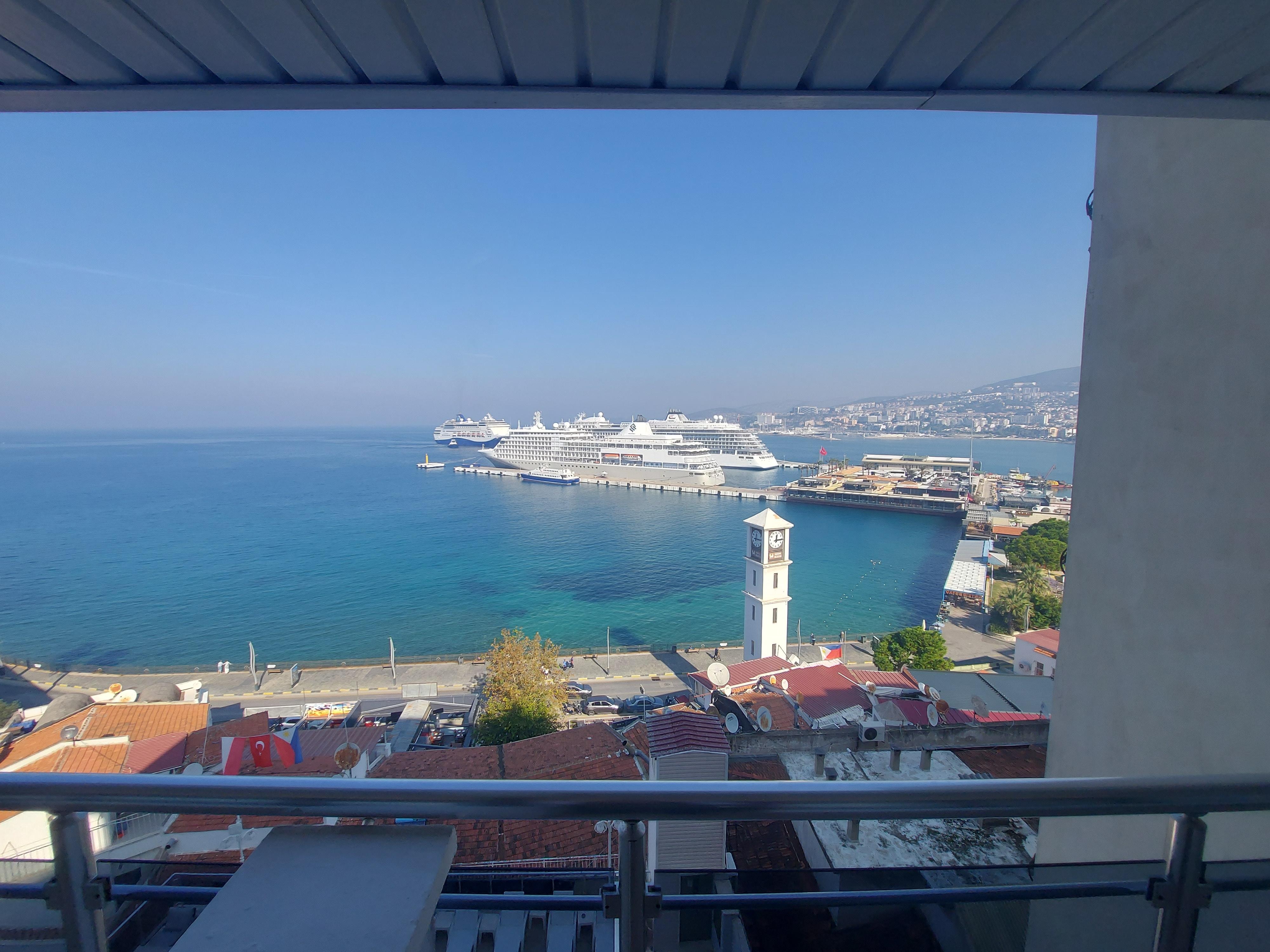 Otelin odalarından liman ve Kuşadası panaromasi